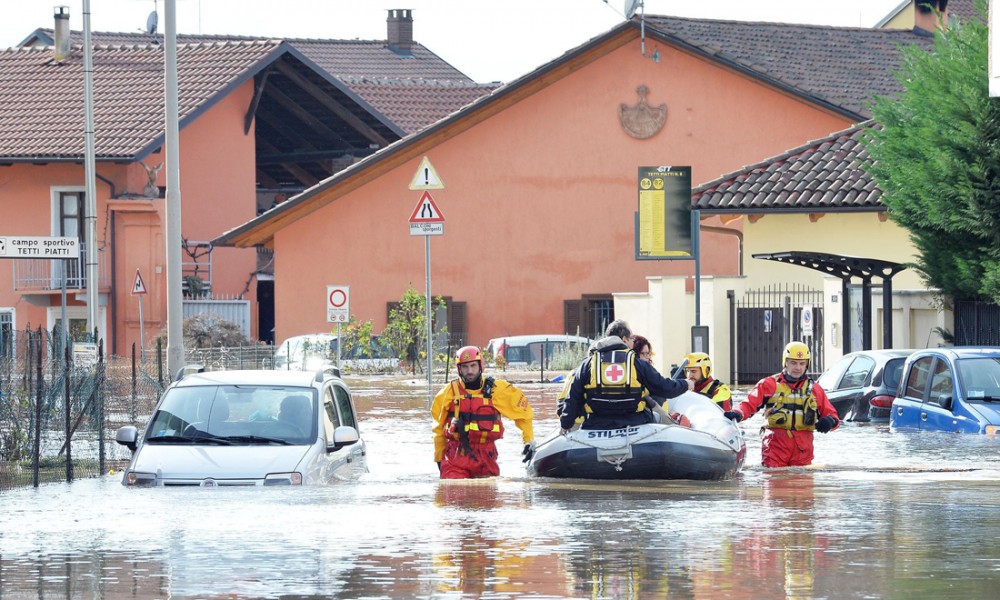 Volontari impegnati nel soccorso alla popolazione